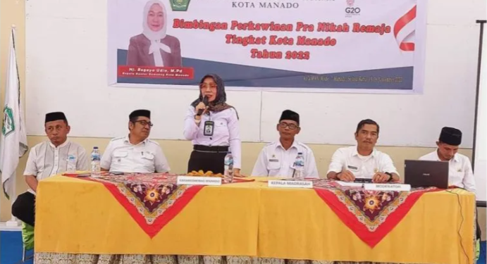Kakankemenag Manado Hj Rogaya Udin, memberikan bimbingan pra nikah