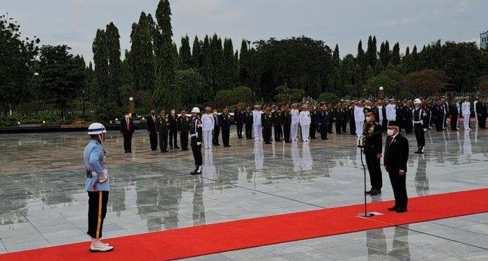 Wakil Presiden (Wapres) Maruf Amin memimpin upacara ziarah nasional memperingati Hari Pahlawan di Taman Makam Pahlawan (TMP) Kalibata, Jakarta Selatan, Kamis (10/11/2022)