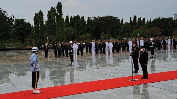Wakil Presiden (Wapres) Maruf Amin memimpin upacara ziarah nasional memperingati Hari Pahlawan di Taman Makam Pahlawan (TMP) Kalibata, Jakarta Selatan, Kamis (10/11/2022)