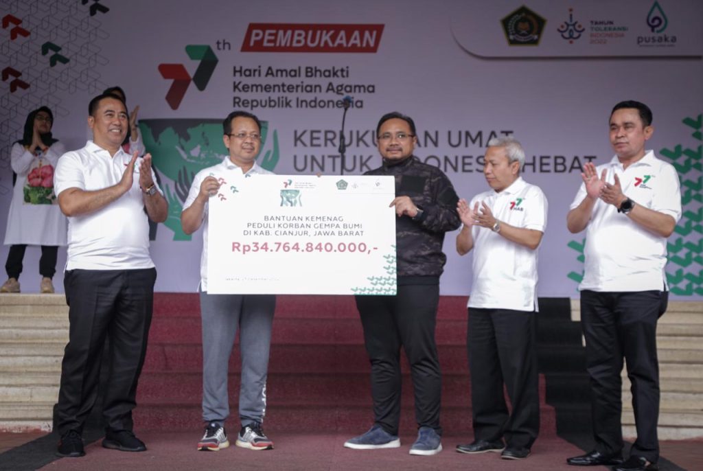 Menag serahkan donasi ASN Kemenag untuk korban gempa Cianjur