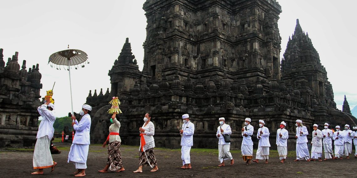 Candi Prambanan dapat digunakan untuk tempat ibadah umat Hindu di Indonesia dan dunia.
