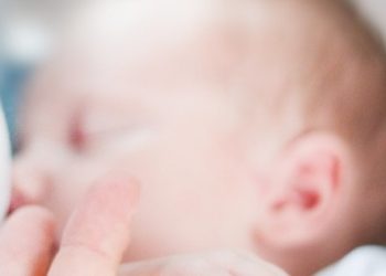 Hukum Syar'i Donor Air Susu Ibu Menurut Fatwa MUI