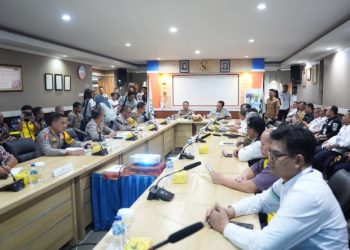 Kakorlantas Polri Irjen Pol Aan Suhanan bersama Dirut PT. Jasa Raharja dan Tim Survei kembali melanjutkan pengecekan di Pelabuhan PT ASDP Indonesia Ferry Cabang Ketapang, Banyuwangi, menjelang libur Natal dan Tahun Baru (Nataru) pada Jumat (29/11/2024)