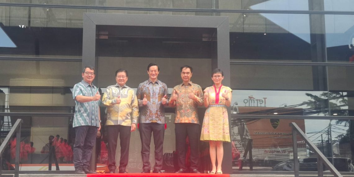 Acara peresmian showroom GWM Fatmawati berlangsung pada Rabu (11/12) dan ditandai dengan pemotongan pita oleh Khoo Shao Tze, Presiden Direktur PT Inchcape Automotive Indonesia, bersama Handy Englo, pemilik dealer sekaligus Presiden Direktur PT Meta Dwiguna Transcorp