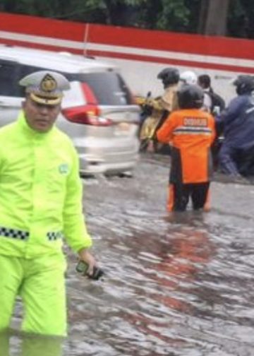 Banjir di Sejumlah Titik di Jakarta, Polantas Berjibaku Atur Lalin